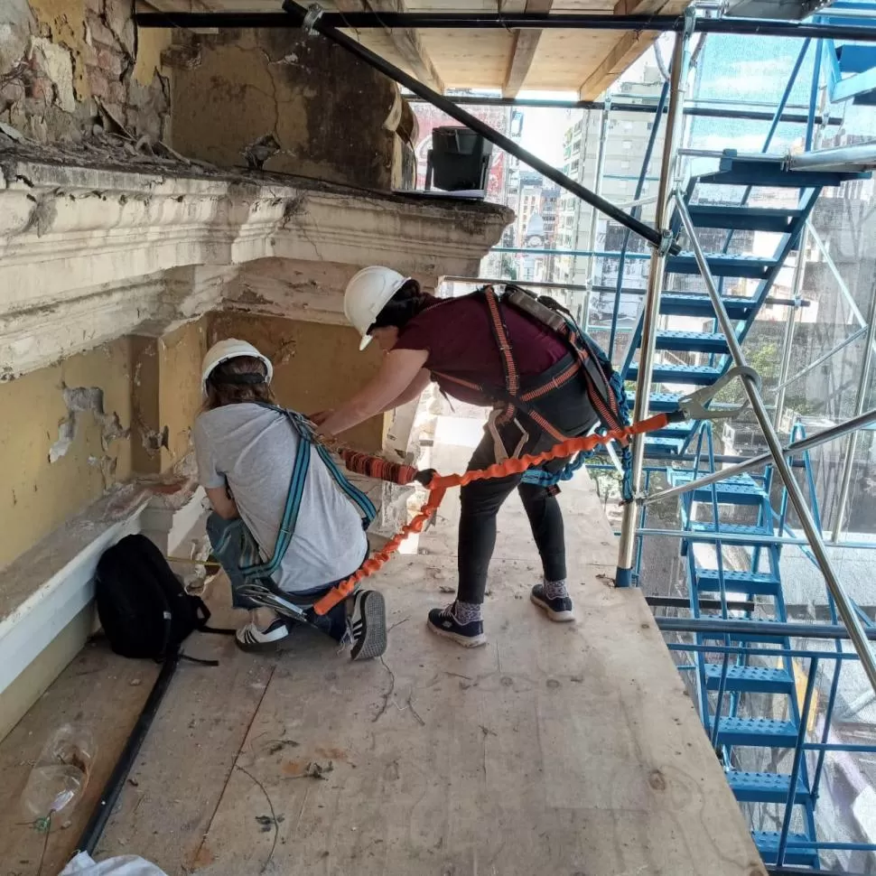 SE QUITARON OBJETOS DAÑINOS. Los técnicos retiraron de la fachada elementos nocivos adheridos como vegetación, reflectores, lámparas y cables. Fotos gentileza Comisión de Recuperación del Conjunto Franciscano 