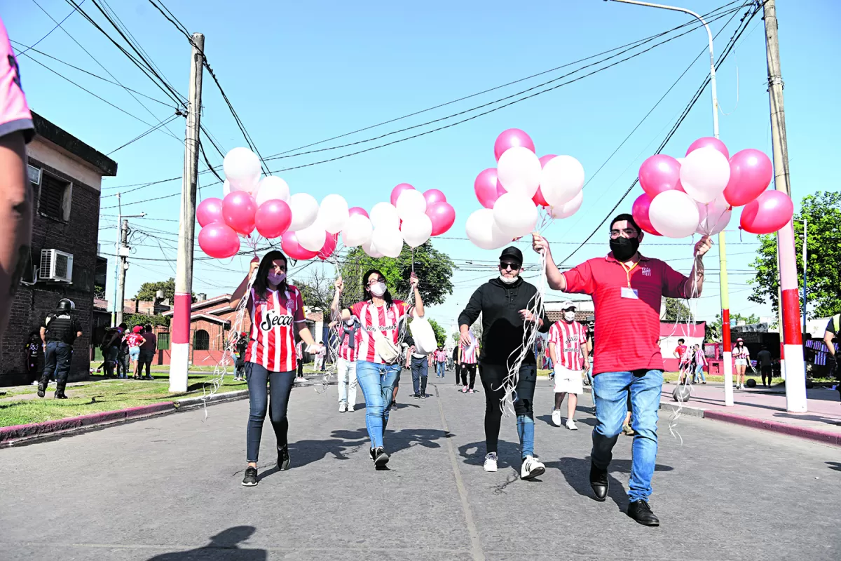 DE CALLE AL ESTADIO Y DESPUÉS, AL CIELO. Los integrantes de la Comisión de Socios llevaron los globos mientras algunos simpatizantes preguntaban el motivo.