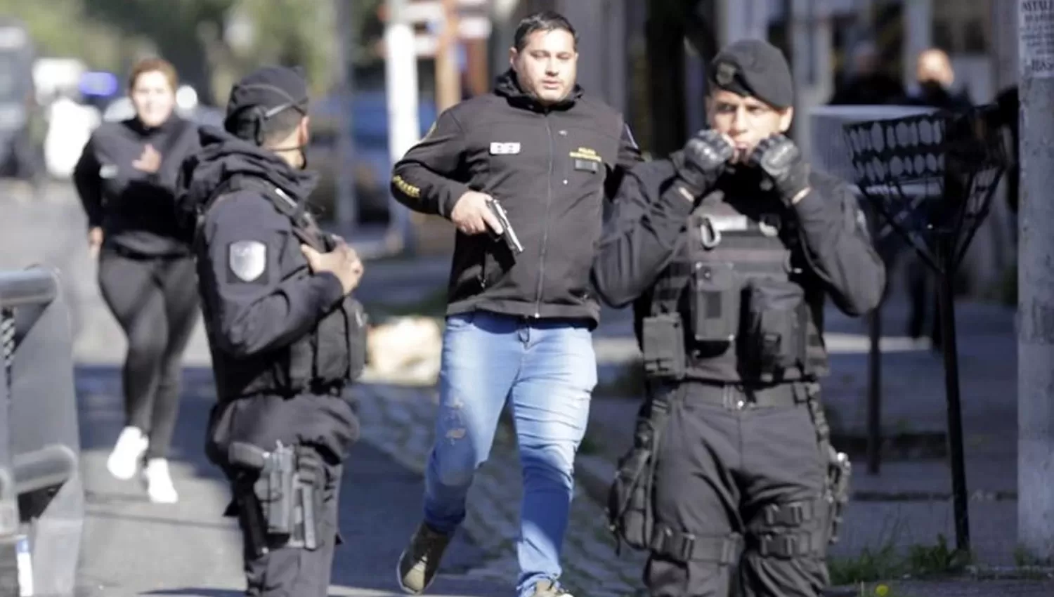 TENSIÓN. La toma de rehenes terminó esta mañana con el peor escenario posible.
