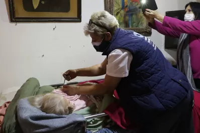 Una mujer de 106 años completó su esquema de vacunación contra la covid-19 en Tucumán