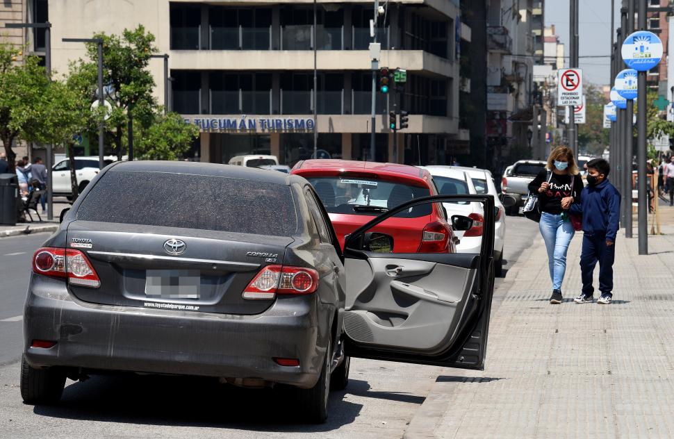 PARADA EXTRAÑA EN EL CORAZÓN DE LA CAPITAL. Es en la vereda de la Casa de Gobierno. Muchos autos rurales se detienen en 25 de Mayo y San Martín para que bajen o suban pasajeros de viajes al interior.