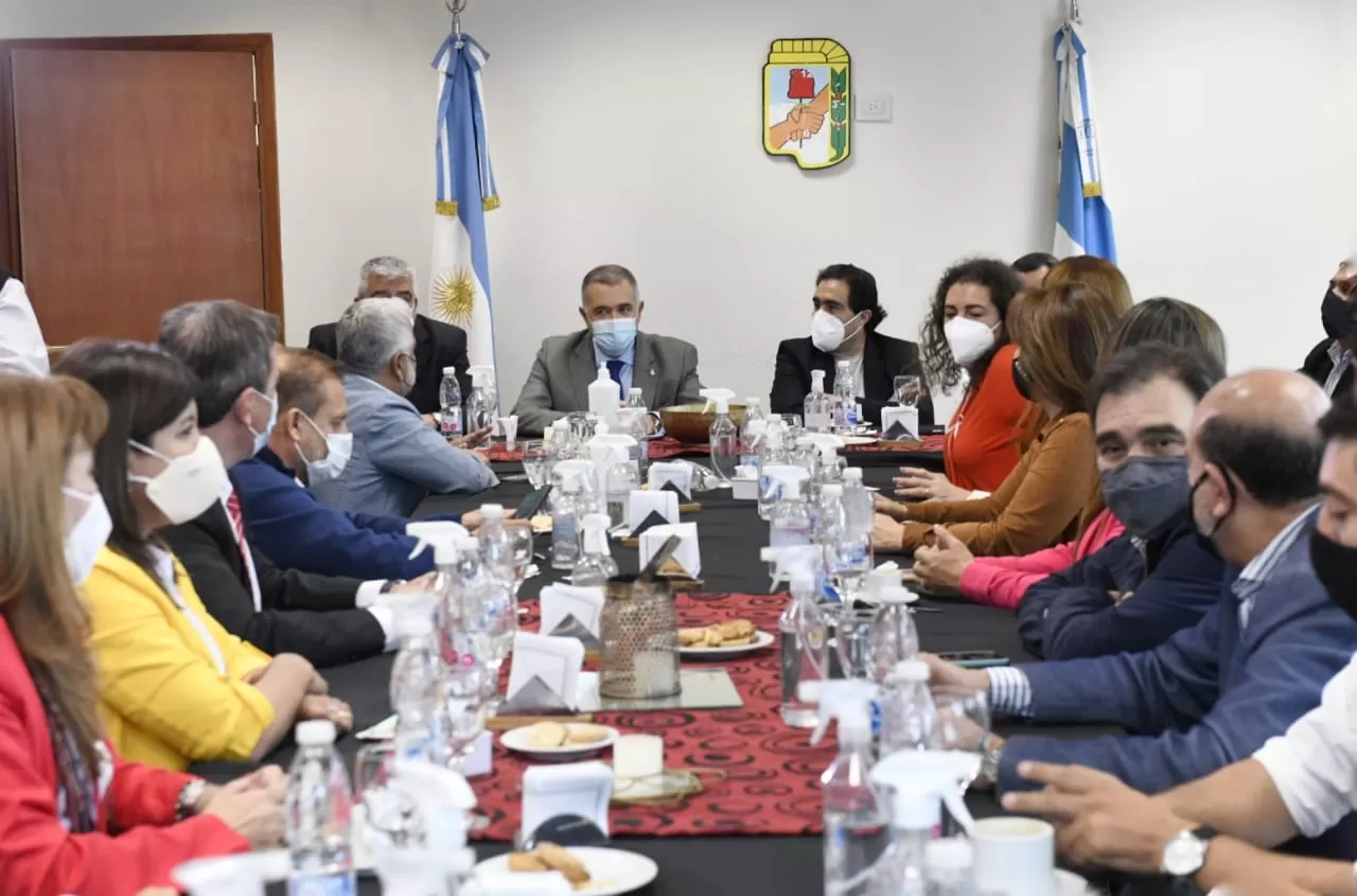 EN LA LEGISLATURA. El vicegobernador Jaldo encabezó la reunión del bloque oficialista. Foto: Prensa HLT