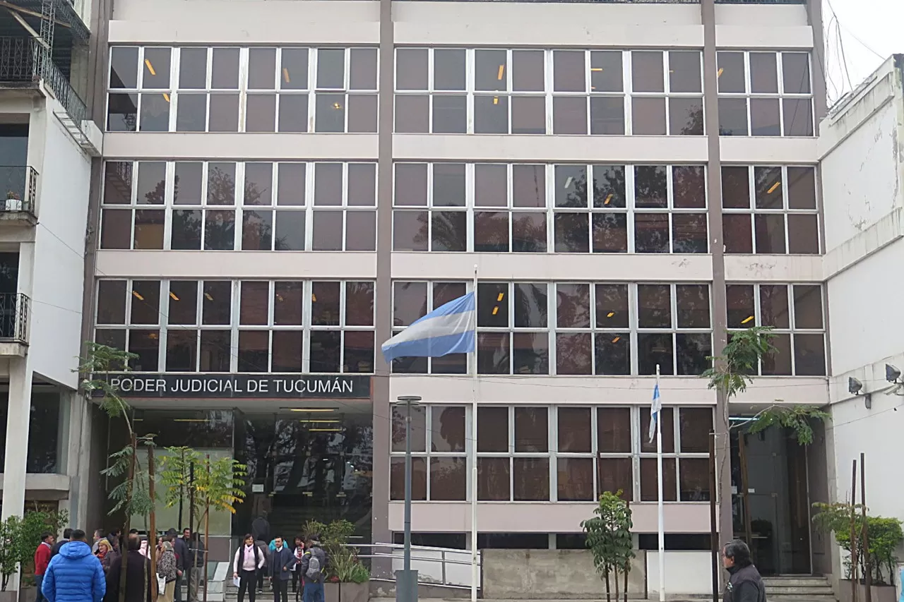 Violó una orden de restricción, abusó de su ex pareja y le dieron prisión preventiva