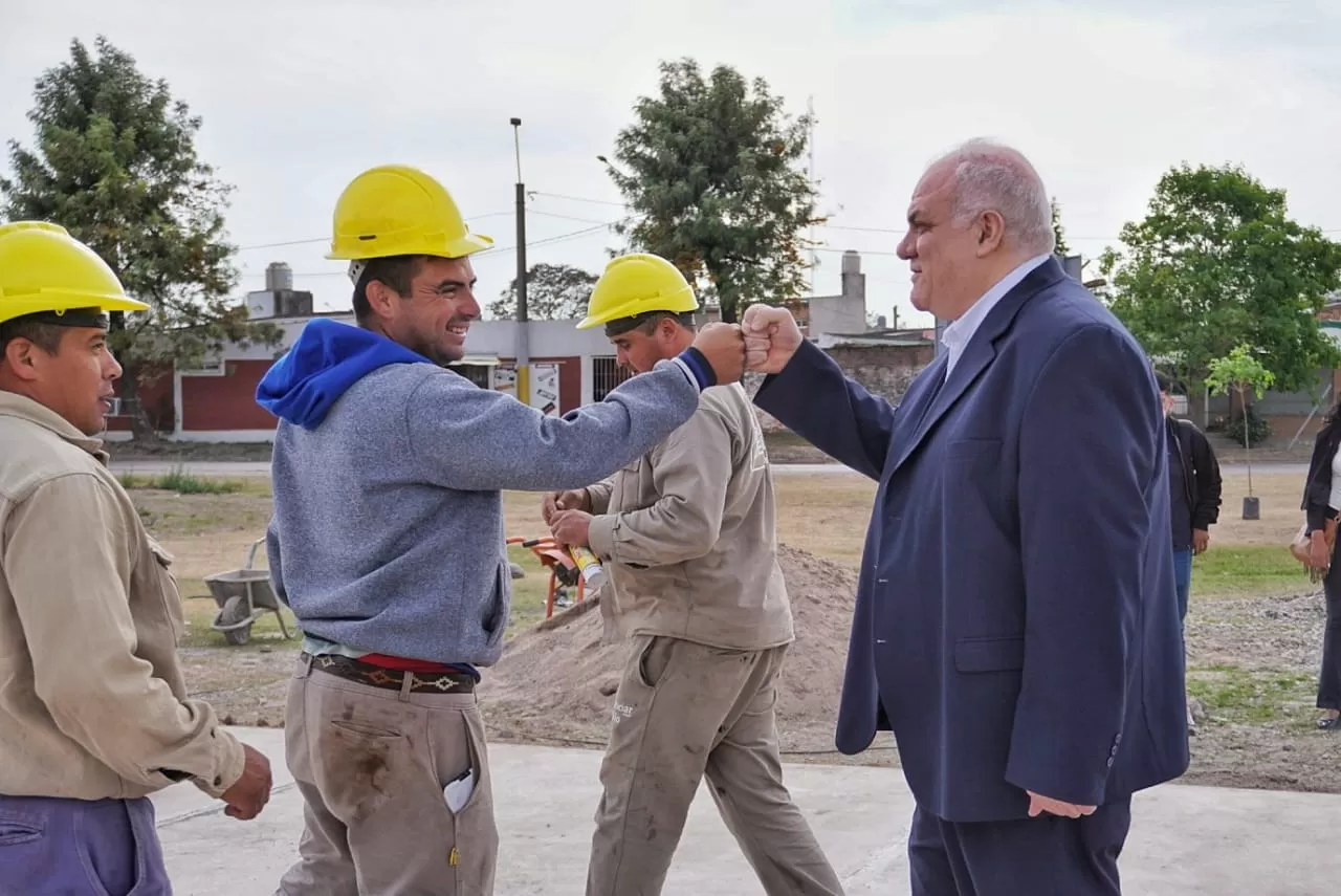 EN BARRIO VILUCO. Federico Masso saluda a un obrero, en un recorrido de campaña. Foto: Twitter @FedeMassoTuc