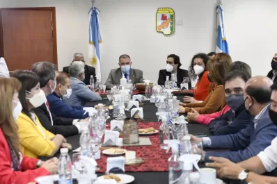 Jaldo volvió a la Legislatura por unas horas para encabezar la reunión del bloque oficialista