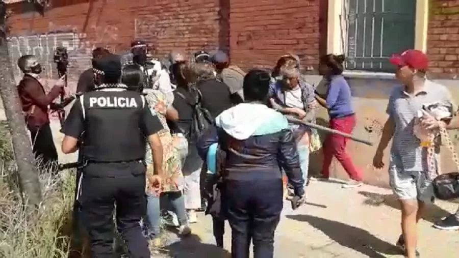 AFUERA DE TRIBUNALES. La Policía separó una pelea entre las partes. 
