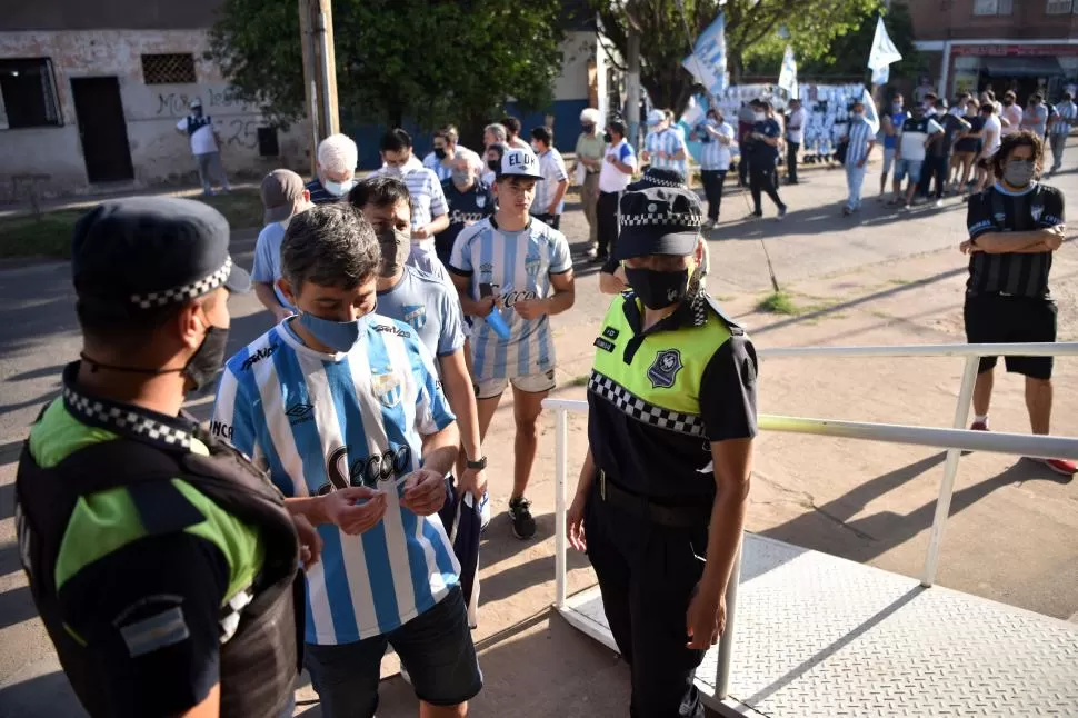 BUEN TRABAJO. En el partido con San Lorenzo los hinchas que ingresaron a las tribunas fueron solamente socios. Según los dirigentes fueron menos de 10.000. 