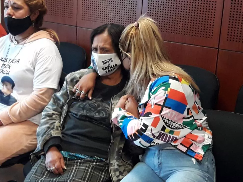 CONFORME CON EL FALLO. Mercedes Ferreira, abuela de Facundo, lloró junto a sus hijas al escuchar que condenaban a perpetua a los asesinos de su nieto. La Gaceta / fotos de Santiago Re - Antonio Ferroni