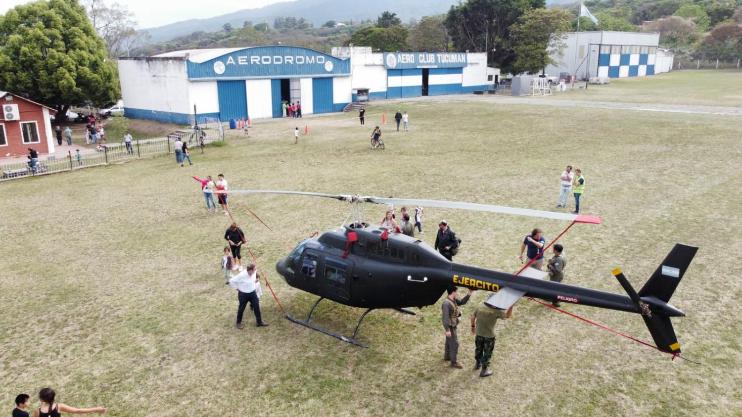 Un espectáculo visual: 14 helicópteros del Ejército Argentino sobrevolaron Yerba Buena