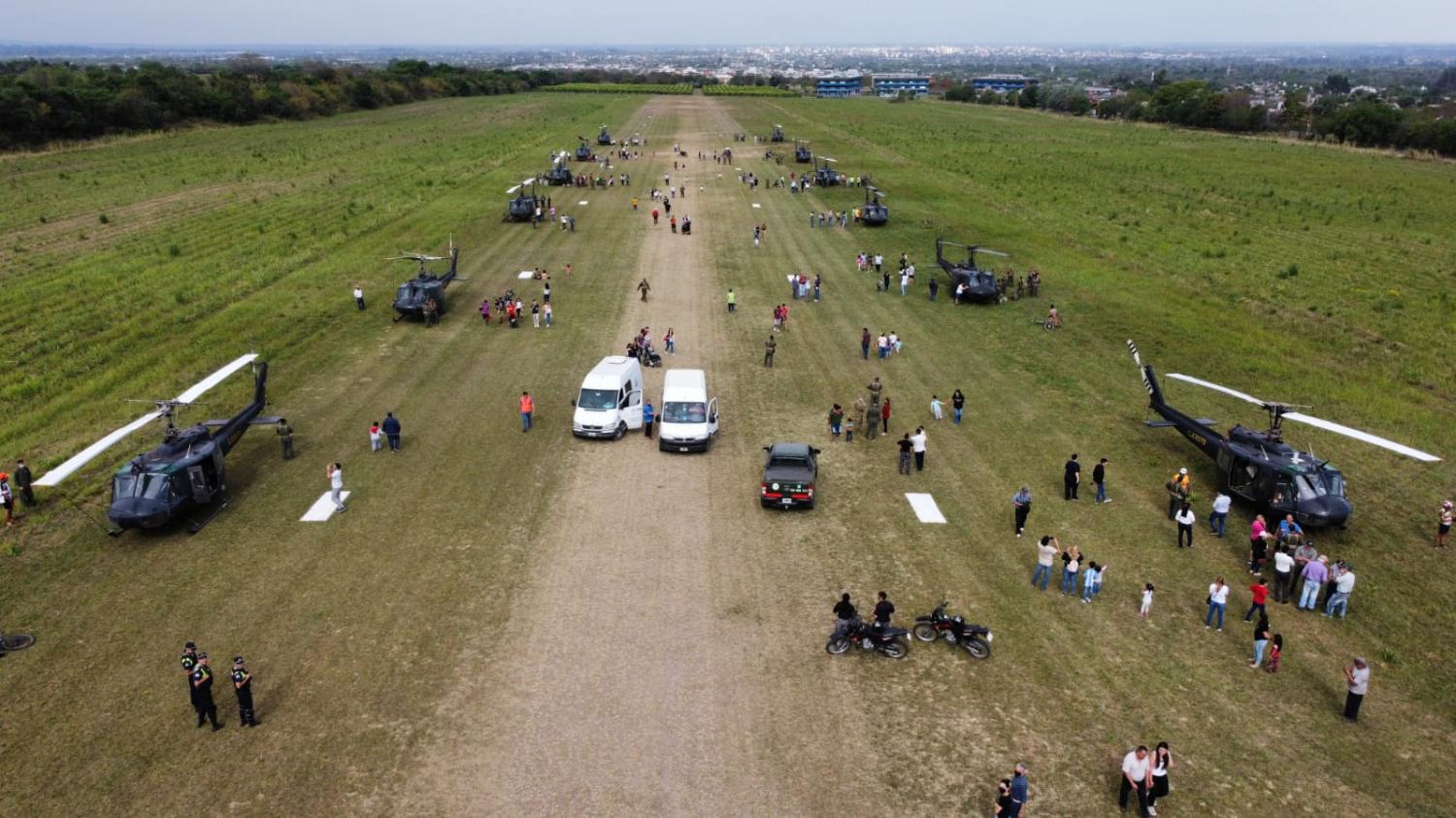 Un espectáculo visual: 14 helicópteros del Ejército Argentino sobrevolaron Yerba Buena