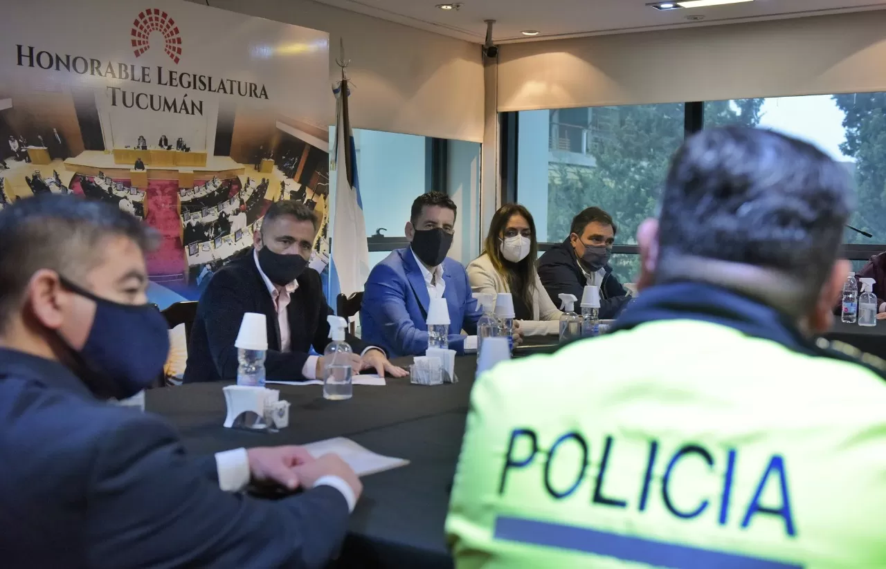 EN DEBATE. La comisión de Seguridad, que preside el manzurista Vargas Aignasse, se reunió hoy en la Legislatura. Foto: Prensa HLT