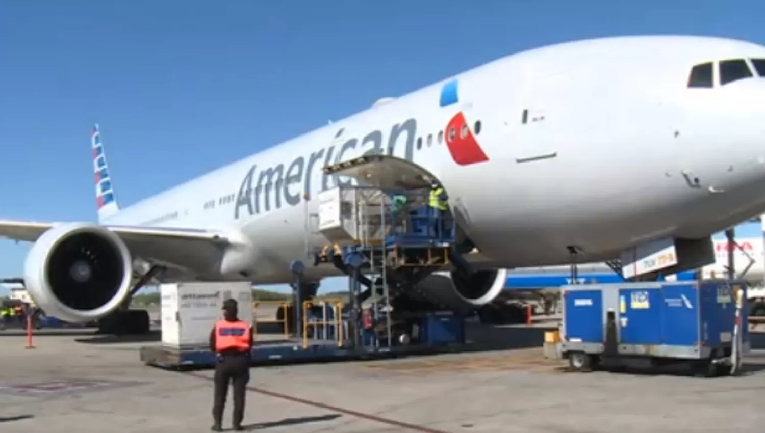 A EZEIZA. Las nuevas dosis fueron trasladadas en un vuelo de American, desde los Estados Unidos.