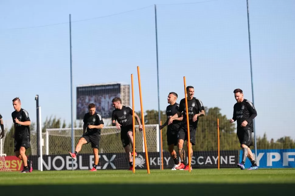 ENTRENAMIENTO. Ángel Di María y Lionel Messi, en primer plano durante el trabajo efectuado ayer por la mañana en el predio de la AFA de Ezeiza. Ya a la tarde, el plantel voló hacia Asunción. Twitter@argentina