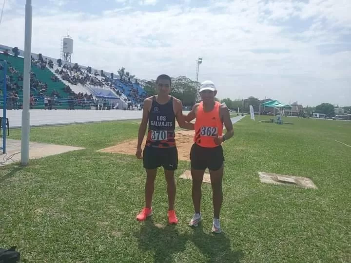 RECUERDO. Peralta y Jiménez en la pista chaqueña. La foto va para el álbum que están armando. 
