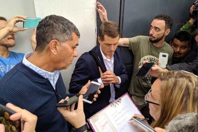 2020. El vice Salvatierra, el juez Delfino y la escribana afuera del estadio de River.  