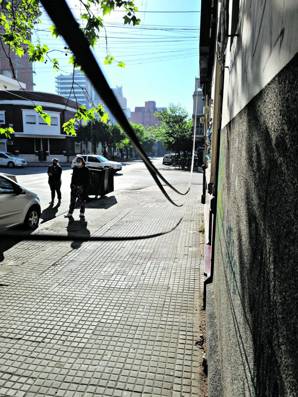 MUCHO CUIDADO. En Corrientes al 300 hay un cable colgando.