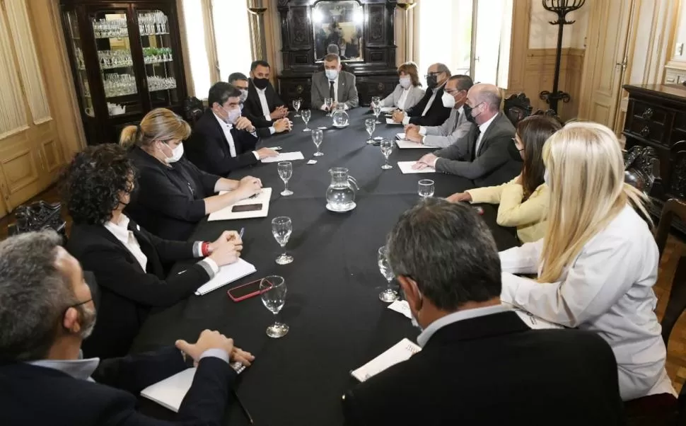 EN EL SALÓN COMEDOR. Osvaldo Jaldo encabezó ayer la reunión de gabinete, en la Casa de Gobierno. Secretaría de Comunicación Pública