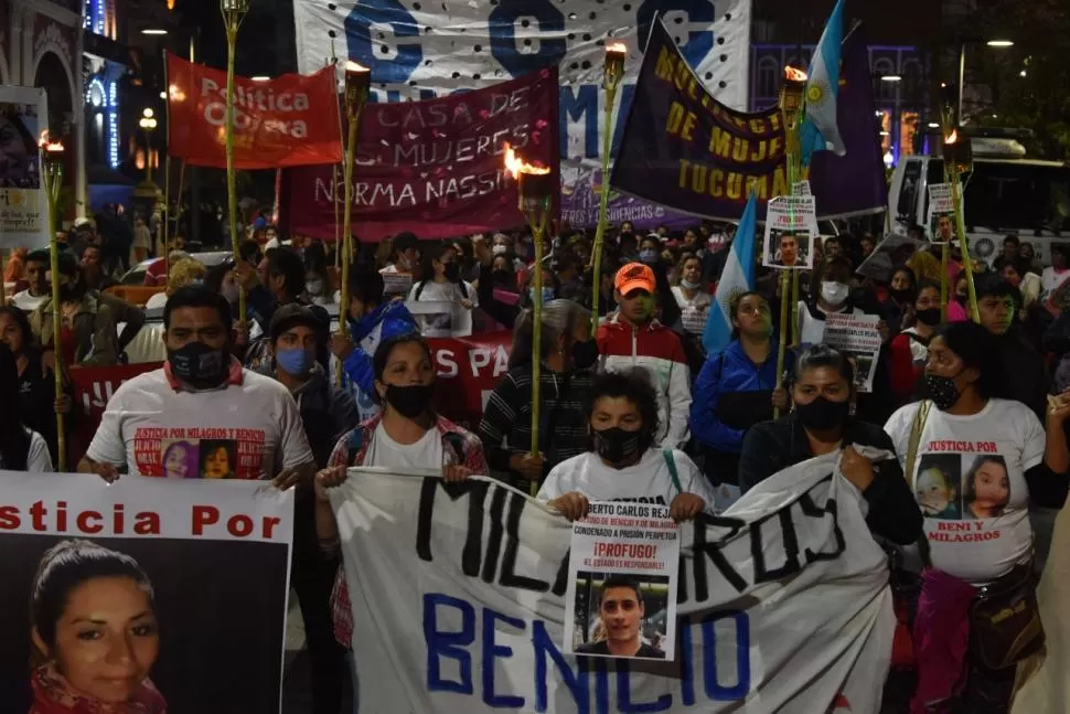 Marcha encabezada por Amalia Ojeda para pedir la captura del prófugo. LA GACETA / FOTO DE DIEGO ÁRAOZ