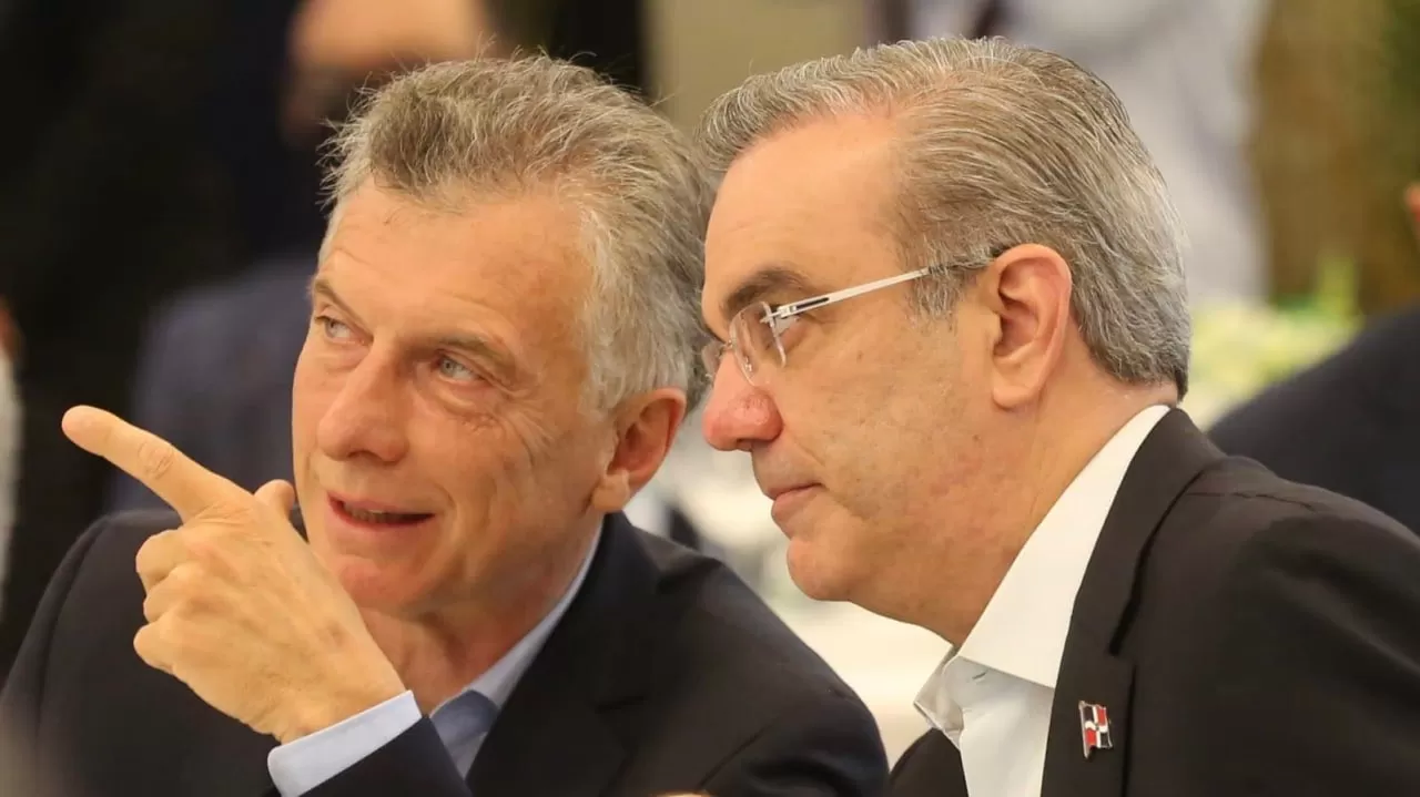 EX PRESIDENTE. Macri dialoga con Luis Abinader, presidente de la República Dominicana, en un encuentro regional reciente. Foto de Twitter @MauricioMacri
