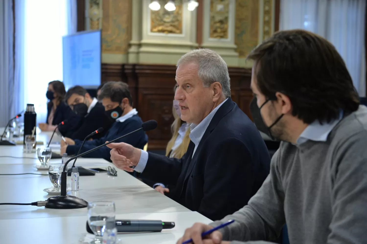 FUNCIONARIO. Perczyk, ministro de Educación, habla en un acto oficial; detrás, el gobernador Kicillof. Foto de Twitter de Jaime Perczyk 