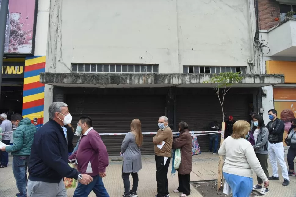  La intervención de operarios intentó aventar el riesgo en un volado a punto de caerse en calle San Martín al 400, frente a la plaza. Ayer fue aislada la vereda con cintas.