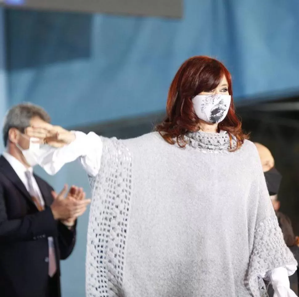 PARADIGMÁTICO. La ex Presidenta se defendió sin sentarse en el banquillo ni ser interrogada. Twitter @CFKArgentina
