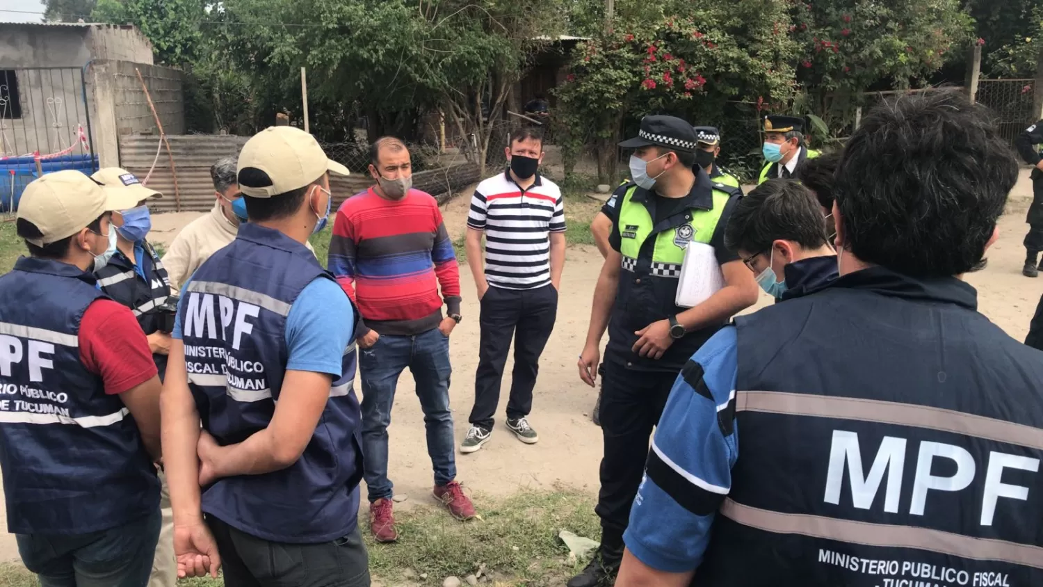 POLICÍAS en el lugar del femicidio. 