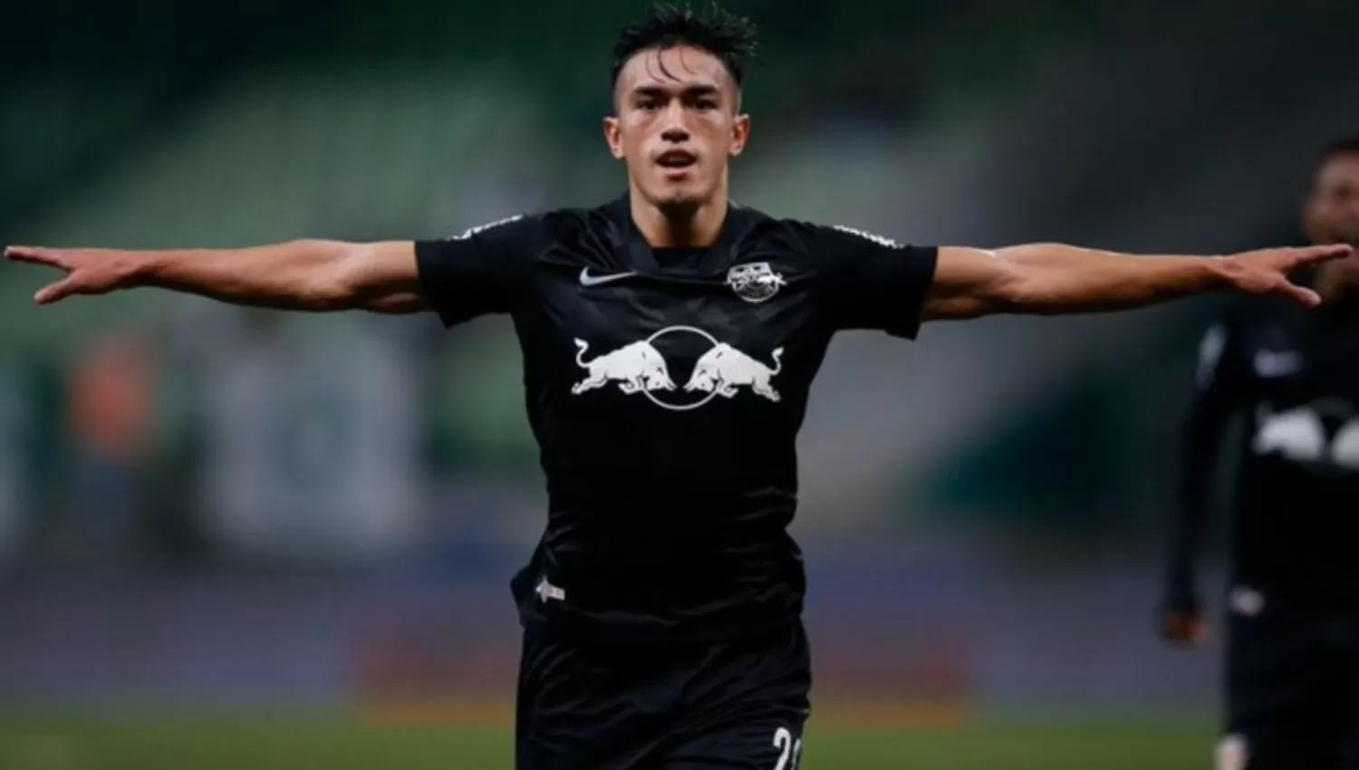 FESTEJO. Tomás Cuello abre los brazos para celebrar el segundo gol de Bragantino ante Palmeiras.