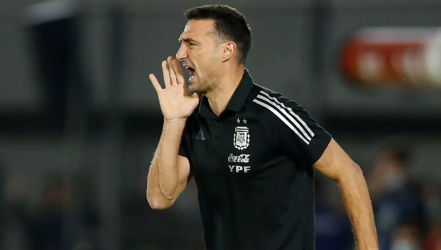 Lionel Scaloni, entrenador de la Selección Argentina de Fútbol, da indicaciones durante un partido. Foto de Archivo