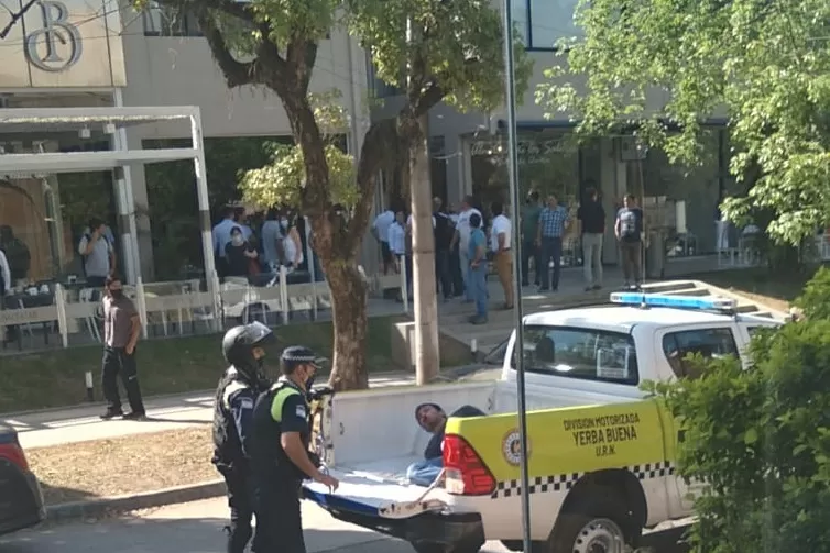 DETENCIÓN. El agresor fue arrestado luego del violento episodio en unas oficinas de Yerba Buena.