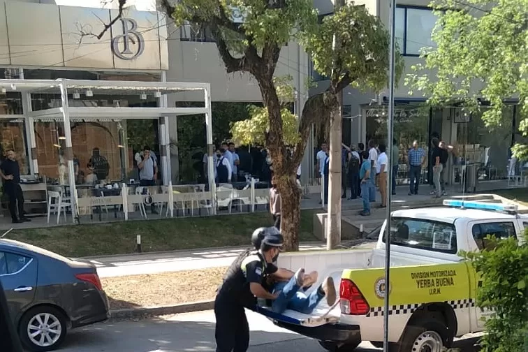 BAJO ARRESTO. El sospechoso de haber disparado contra una mujer en Yerba Buena es llevado a la comisaría.