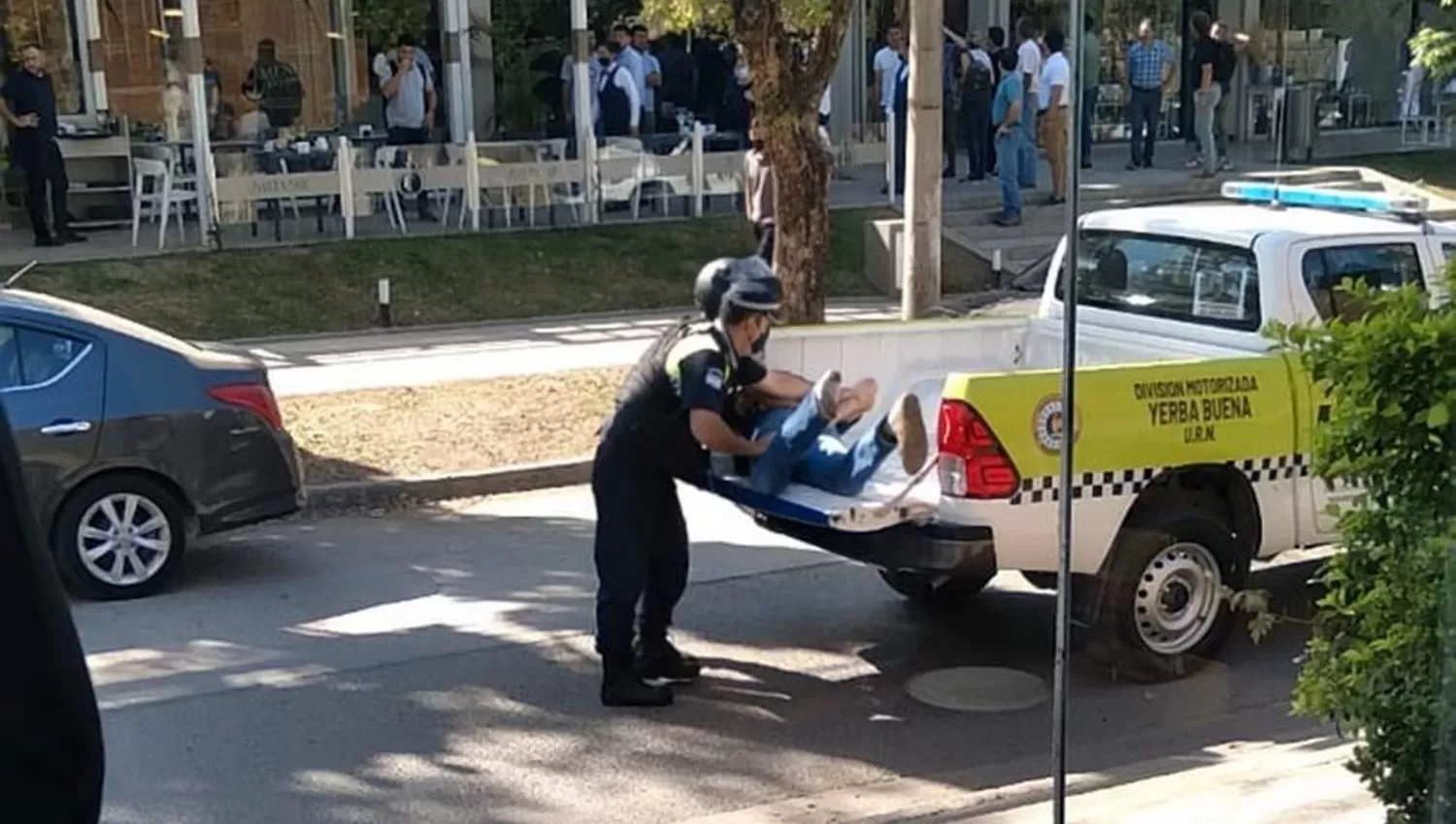 MOMENTO DE TENSIÓN. Dos uniformados hacen subir a la fuerza a Helguera en la caja de la camioneta. 