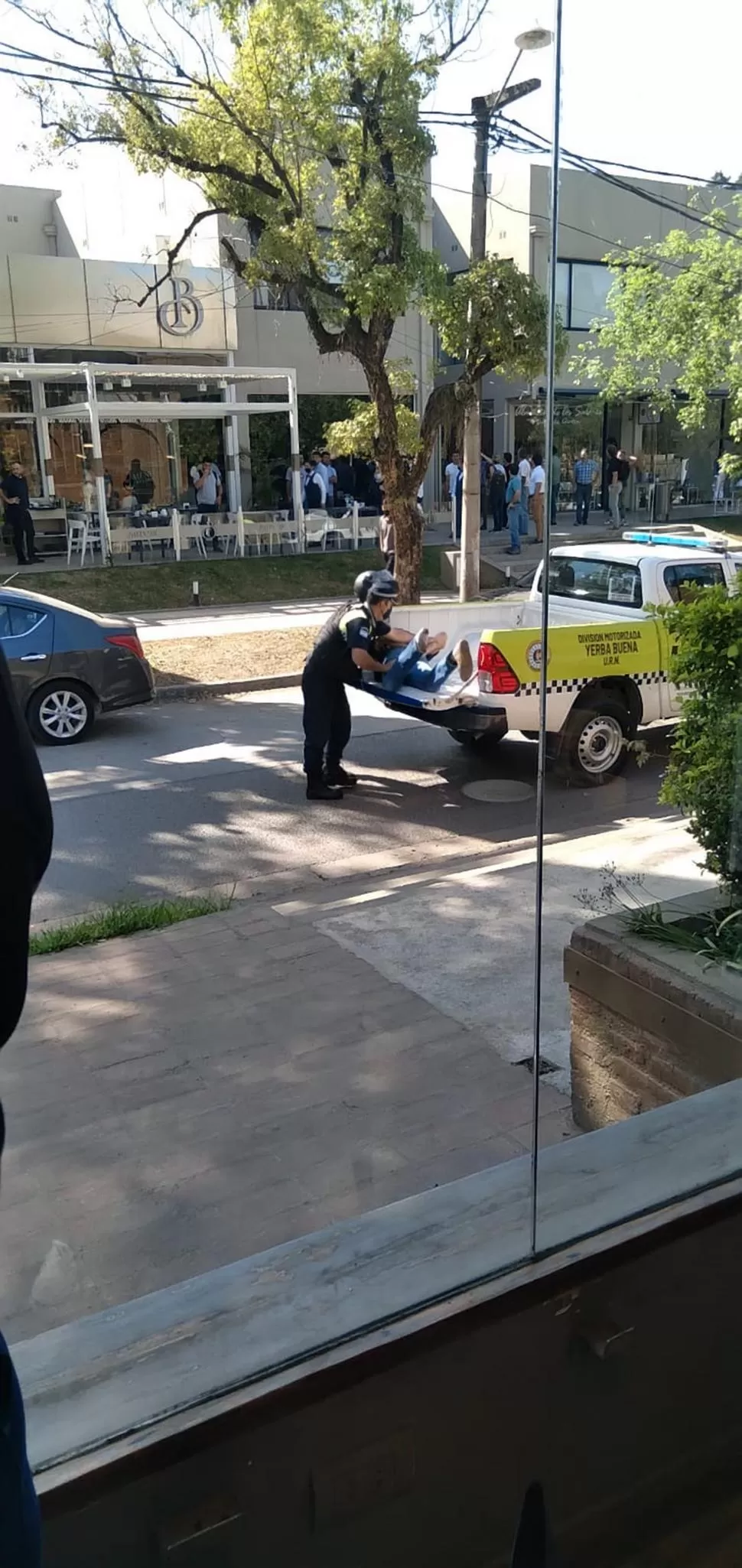 MOMENTO DE TENSIÓN. Dos uniformados hacen subir a la fuerza a Helguera en la caja de la camioneta. 