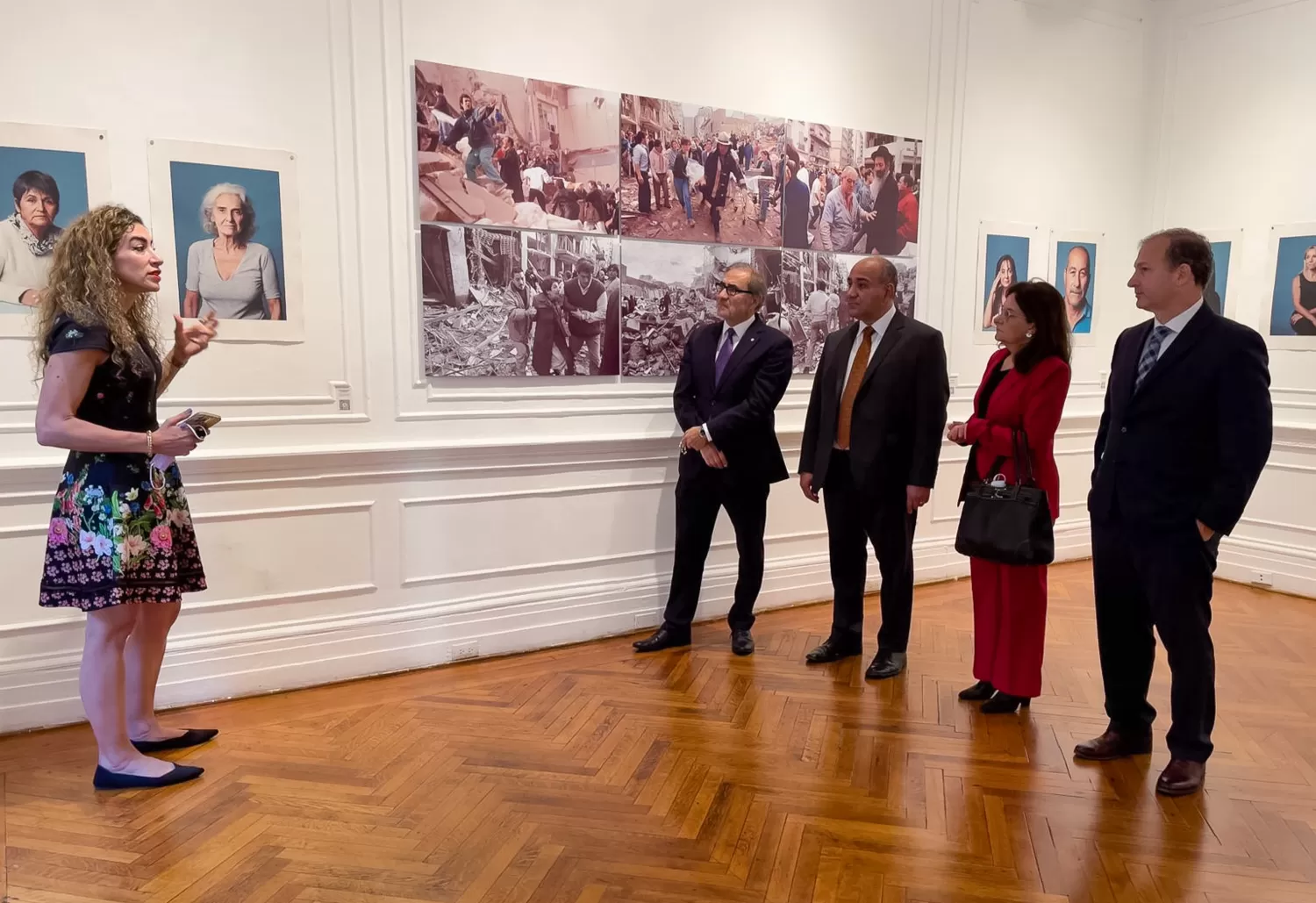 EN NUEVA YORK. Manzur recorre la exposición Ese Día, acompañado por Mattar Sabio, por Argüello y por Villalba. Foto Twitter @JuanManzur