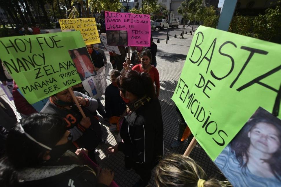 APOYO. La familia y amigas de Nancy Zelaya durante una marcha. 