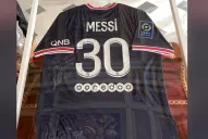 Messi le envió a Francisco una camiseta autografiada de PSG 