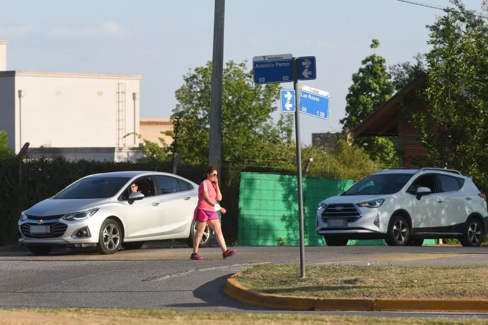 DE NO ACABAR. La esquina de avenida Perón y Las Rosas fue el escenario de una pelea que dejó a un hombre de 65 años en grave estado. 