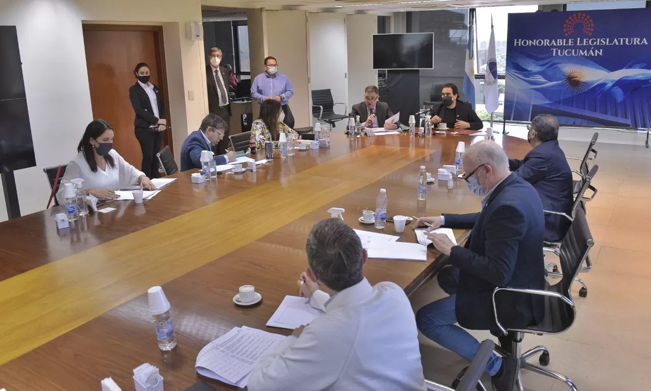 EN LABOR PARLAMENTARIA. Bussi participó de la reunión de ayer, junto a legisladores y funcionarios de la Cámara. Foto: Prensa HLT