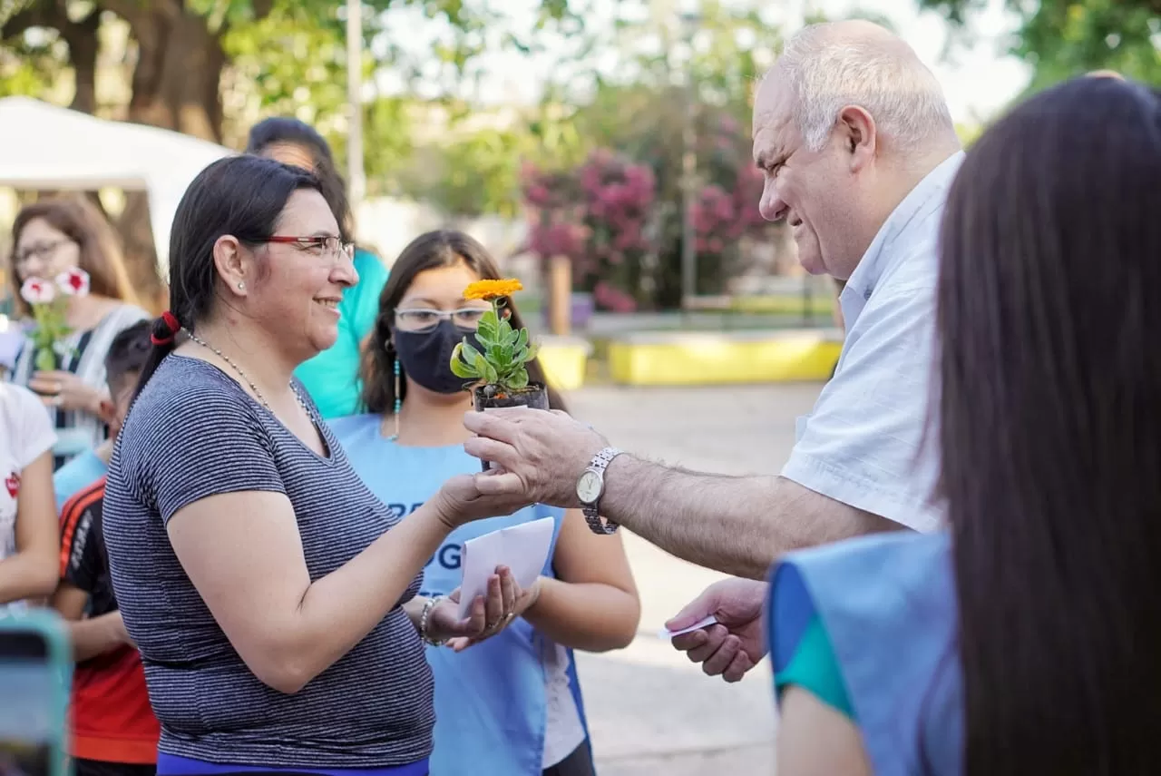 EN CAMPAÑA. Federico Masso dialoga con una vecina. Foto: Twitter @FedeMassoTuc