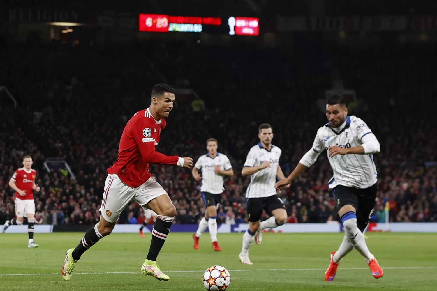 EN EL TEATRO DE LOS SUEÑOS. Palomino, en uno mano a mano con Cristiano Ronaldo. REUTERS 