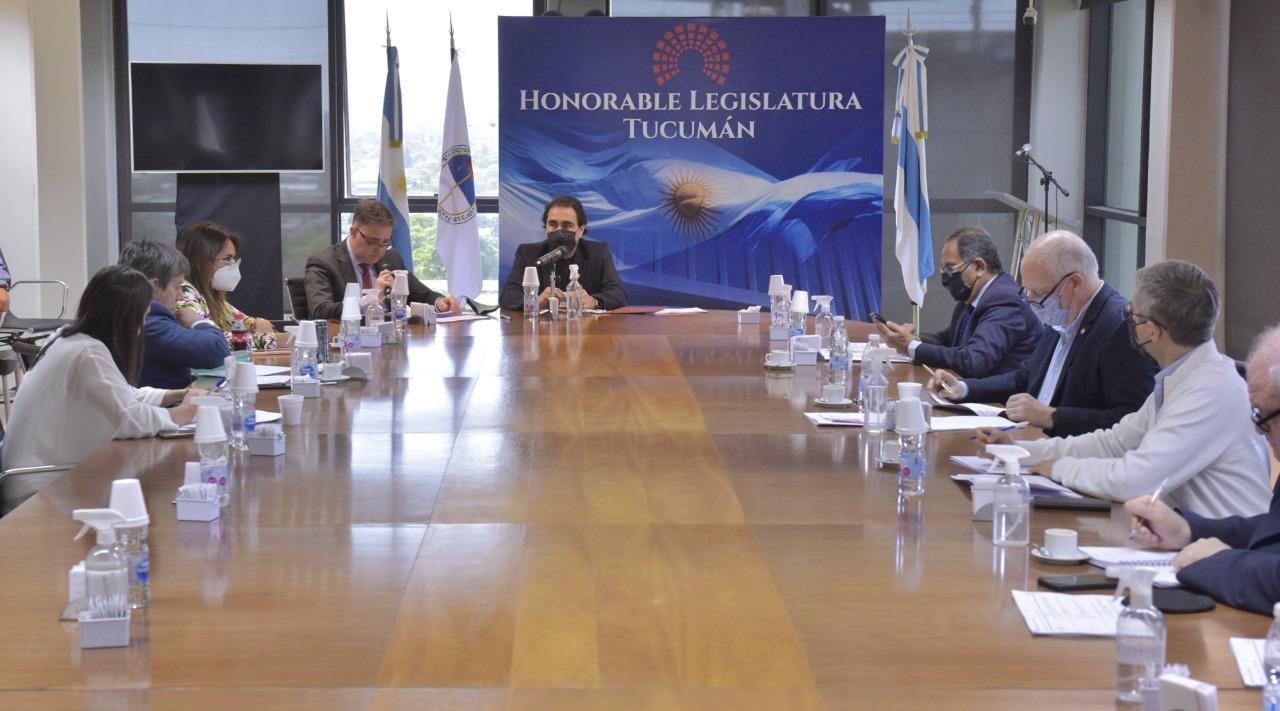 EN UN ESPACIO CERRADO. Los legisladores se habían reunido ayer en Labor Parlamentaria. Foto: Prensa HLT