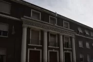 En unos 10 minutos, abrieron un auto y entraron en una casa para robar