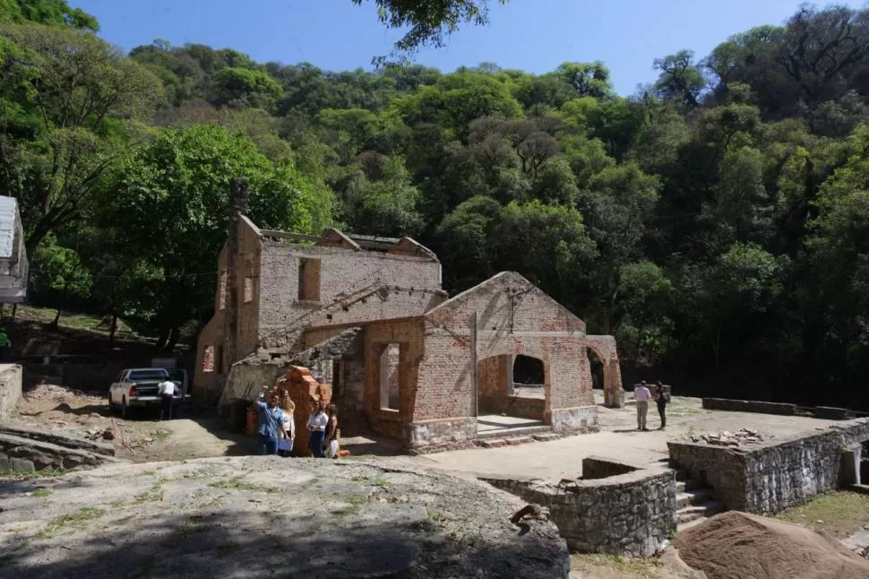 YA SE ESTÁ TRABAJANDO. Hace días empezaron las obras de limpieza y apuntalamiento para resguardar la estructura original.  tucumán turismo