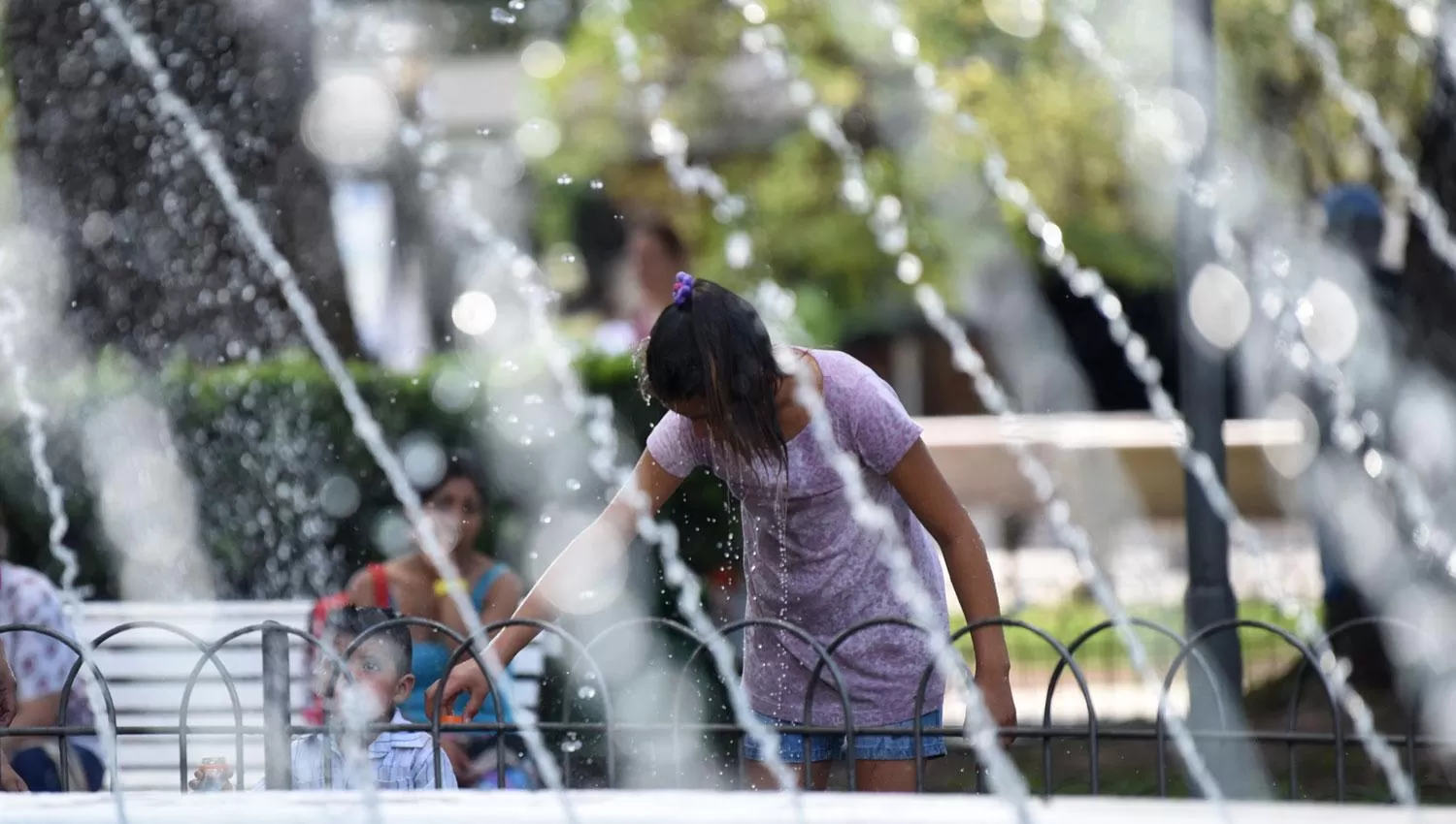 EN AUMENTO. Se espera que hoy la temperatura supere los 35°.