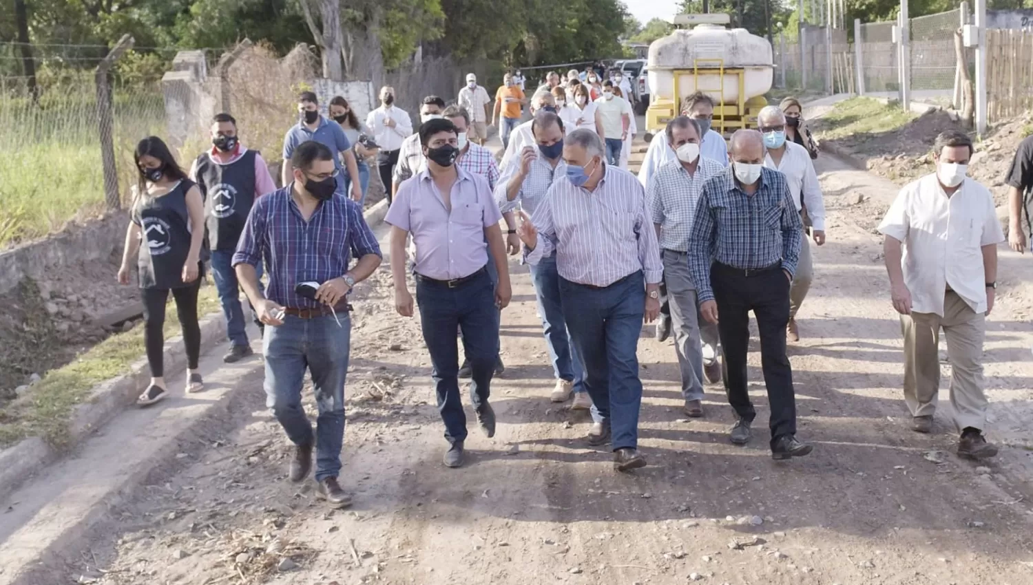 RECORRIDAS. Jaldo entregó ambulancias y supervisó obras en comunas del este.