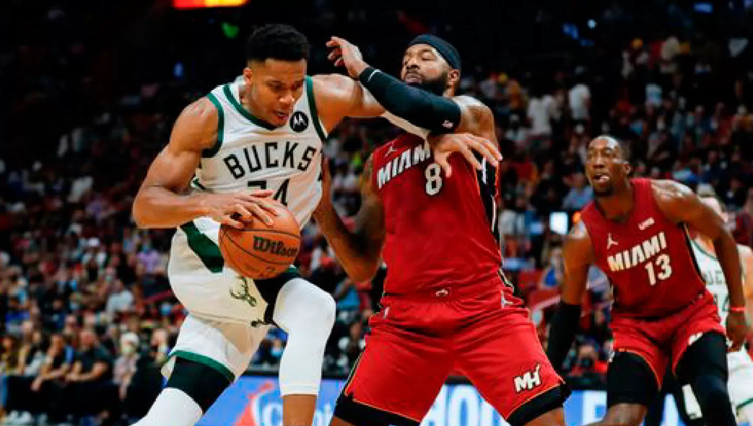 SIN RESPUESTAS. Giannis Antetokounmpo jugó 23 minutos ante Miami Heat.