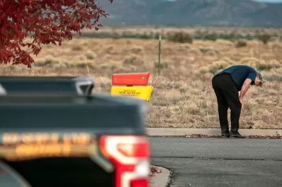 Alec Baldwin sí apretó el gatillo de la pistola que mató a una mujer en el set de “Rust”, dijo el FBI