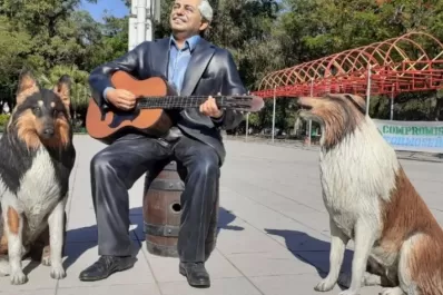Instalaron en una plaza de Formosa una estatua de Alberto Fernández y su perro Dylan