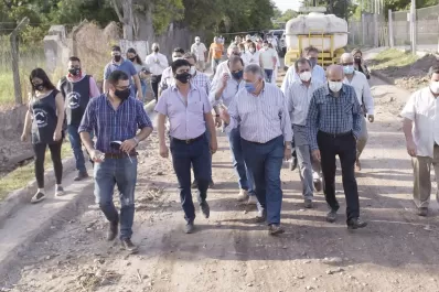 Jaldo entregó ambulancias y supervisó obras en comunas del este