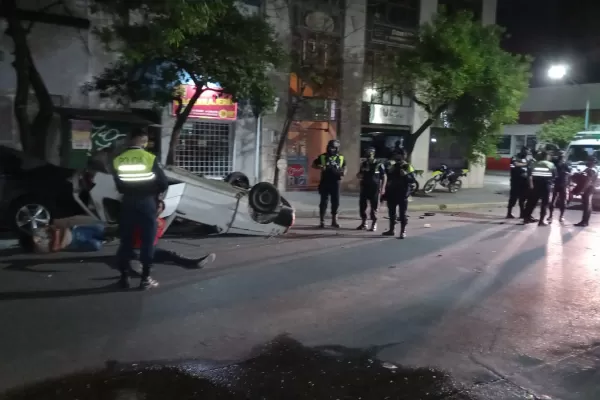 Choque, vuelco y conmoción en Barrio Norte: tres heridos en un terrible accidente